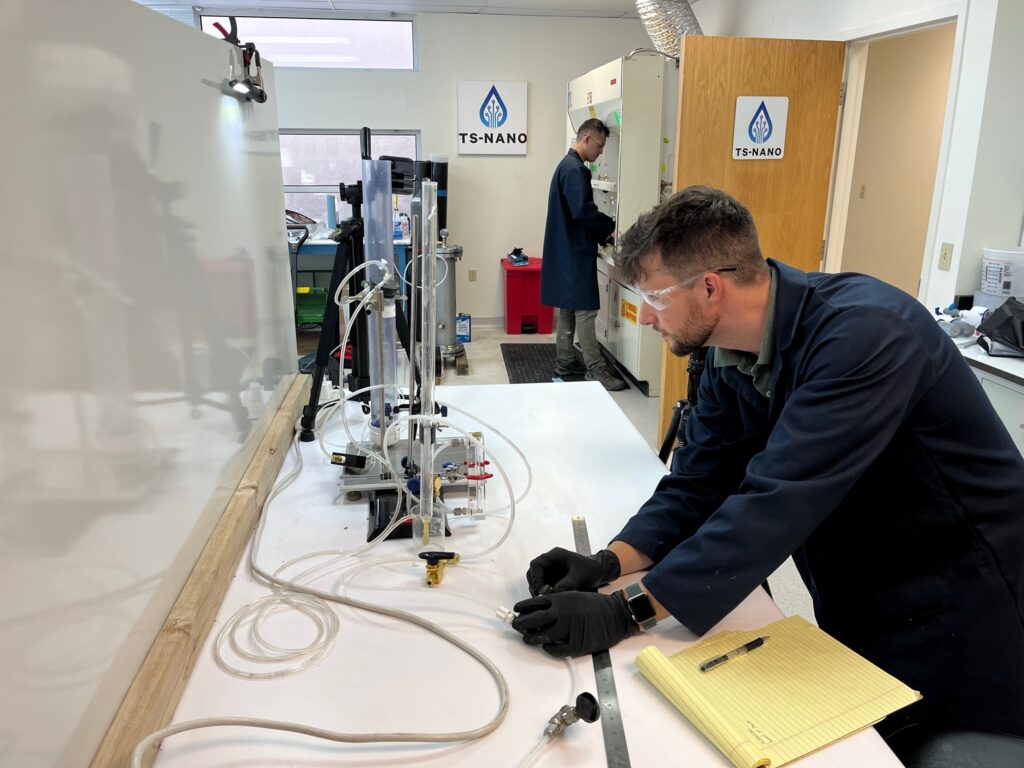 Two scientists working in TS-Nano lab